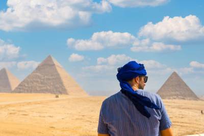 un uomo fa una visita alle piramidi durante Viaggio al Cairo