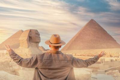 un uomo davanti le piramidi, cosa vedere in egitto