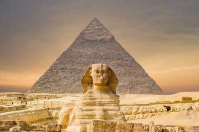 Cosa vedere in Egitto, la sfinge è davanti alla piramide