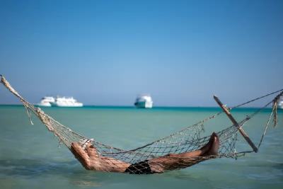 egitto dove andare al mare, un uomo al mar rosso