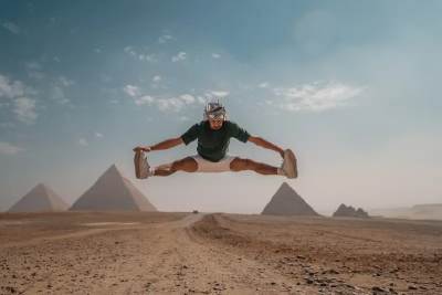 cose da vedere in egitto, un uomo davanti alle piramidi di giza