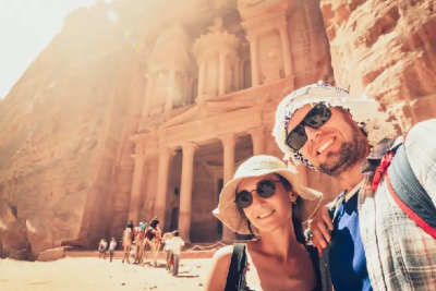 come vestirsi in giordania, una coppia a petra