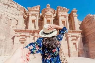 una ragazza visita petra, cosa fare in giordania