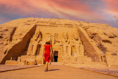 una ragazza al tempio di abu simbel, clima  in egitto a dicembre