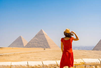 una donna si trova alle piramidi, per andare in egitto serve il passaporto?