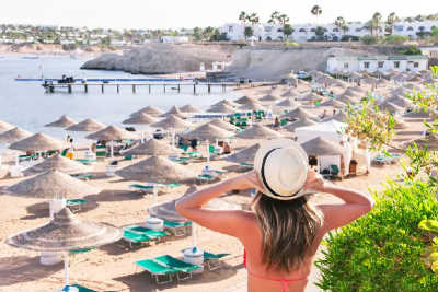 una donna a sharm al mar rosso, si può fare il bagno in egitto a dicembre