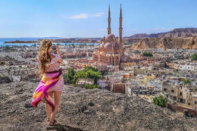 una donna sulla spiaggia a sharm, cose da sapere prima di andare a sharm