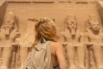 Templi Egizi, una donna al tempio di abu simbel
