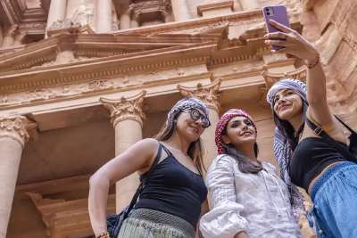 tre ragazze a petra, sicurezza in giordania
