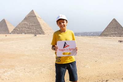 un ragazzo visita le piramidi di giza, cosa fare a il cairo