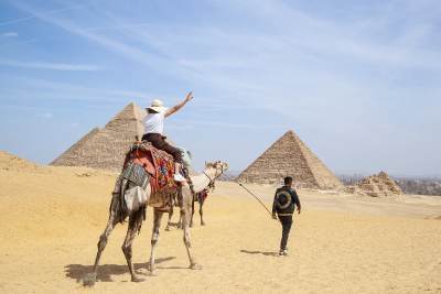 Il cairo cosa vedere, un gruppo di turisti alle piramidi