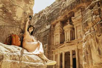 una bella ragazza davanti petra, giordania cosa vedere.