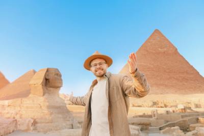 un uomo davanti alle piramidi di giza in egitto, egitto località turistiche