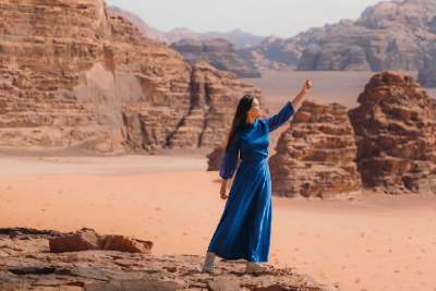 donna in blu nel deserto del wadi rum, cosa si mangia in giordania