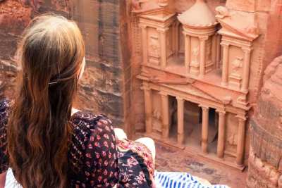 turista in visita in giordania, giordania viaggiare sicuri