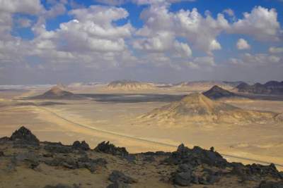 Il Deserto Nero d'Egitto: Un Tesoro Nascosto tra le Sabbie