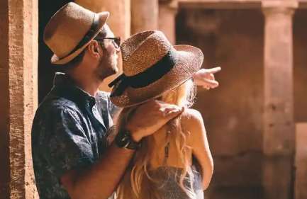Un uomo e una ragazza si godono durante l'escursione al villaggio faraonico