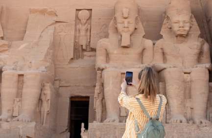 Escursione Abu Simbel e Assuan da Luxor, Una scatta la foto davanti ad Abu simble