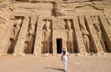 Escursione Abu Simbel e Assuan da Luxor, Una donna a un tempio ad Assuan