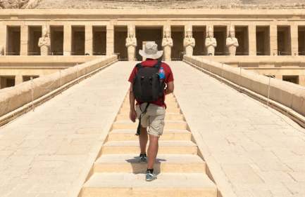 Escursioni Riva Ovest, una uomo a luxor