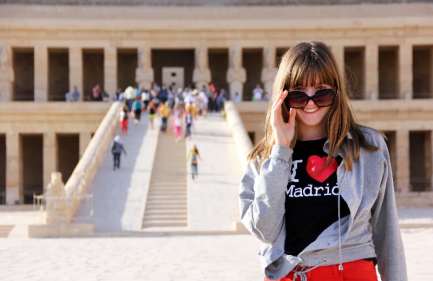 Escursioni Riva Ovest, un bella donna davanti a un tempio a Luxor
