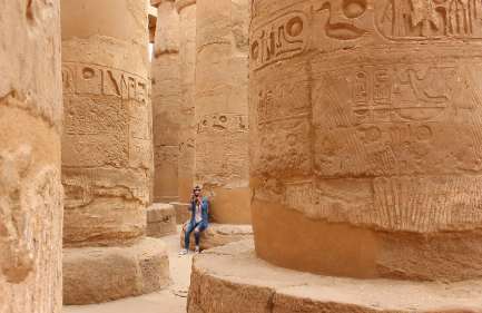 Spettacolo di Suoni e Luci al Tempio di Karnak, Una donna accanto alle colonne di Karnak