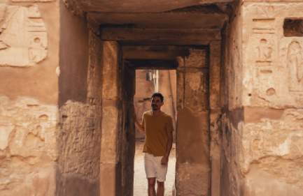 Spettacolo di Suoni e Luci al Tempio di Karnak, Un uomo a entrata del tempio
