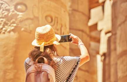 Escursione in mongolfiera, Una donna scatta la foto a Luxor
