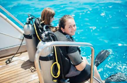 Escursione di immersione, due persone si preparano per fare il diving