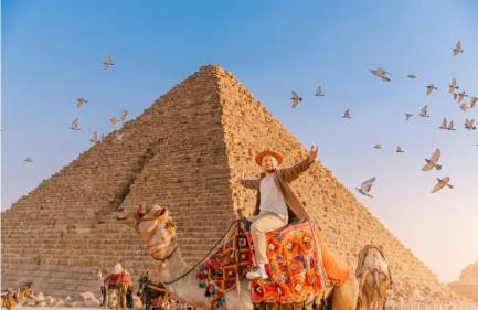 Escursione da Hurghada al Cairo in aereo, un uomo a dorso di un cammello