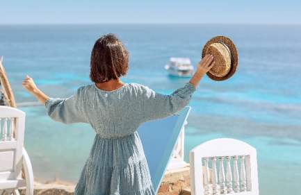 Escursione su barca con fondo in vetro e giochi d'aqcua  a Sharm, una donna al mar rosso