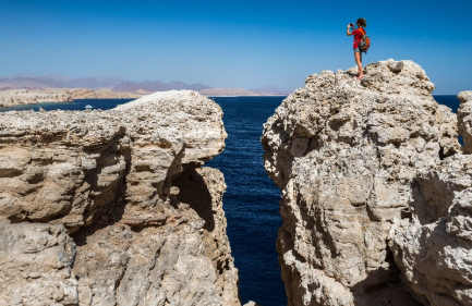 Escursione Dahab e snorkeling al Blue Hole, Una ragazza a piedi davanti al mare