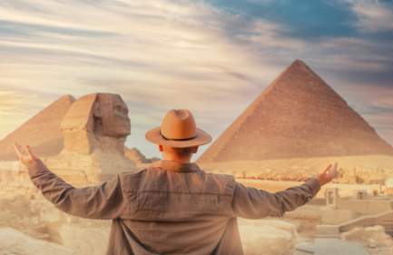 Escursioni da Sharm a il Cairo in aereo, un uomo davanti alle piramidi