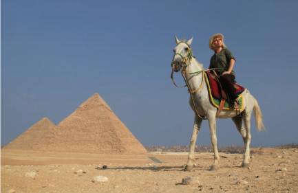 Escursioni da Sharm a il Cairo in aereo, Una donna sul cavallo a piramidi