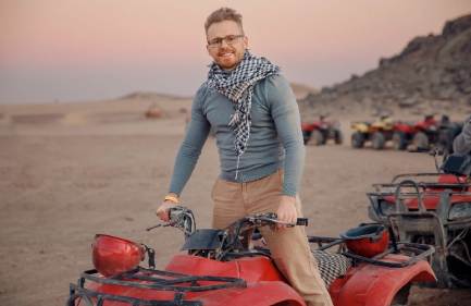 Escursione Quad Sharm el Sheik, Un uomo al passegino da spiaggia