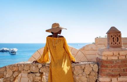 Escursione Quad Sharm el Sheik, una donna davanti al  mare