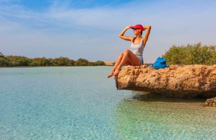Snorkeling Ras Mohamed, una donna a una roccia a Ras Mohamed