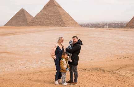 Una famiglia alle piramidi, capodanno al cairo