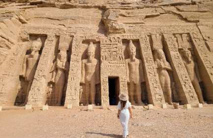 Una donna davanti al bellissimo tempio, viaggio capodanno egitto