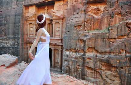 Una Ragazza a Petra, giordania viaggio organizzato