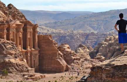 Uomo a Petra, giordania viaggio organizzato