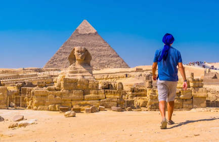 un uomo davanti le piramidi giza, escursione da porto sokhna alle piramidi