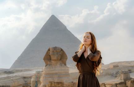 una donna visita le piramidi di giza, viaggio piramidi egitto