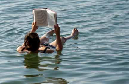 una ragazza al mar morto, itinerario giordania 5 giorni