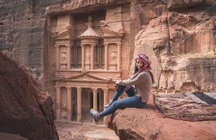 un uomo a petra, itinerario giordania 5 giorni