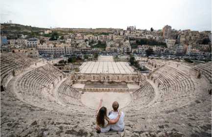 una donna a jerash, itinerario giordania 5 giorni