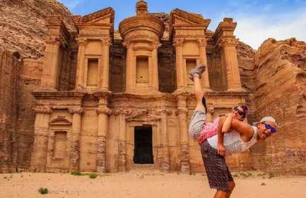 una coppia a petra, itinerario giordania 5 giorni