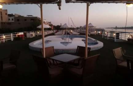 la piscina a bordo hapi 5, crociera sul nilo da assuan a luxor