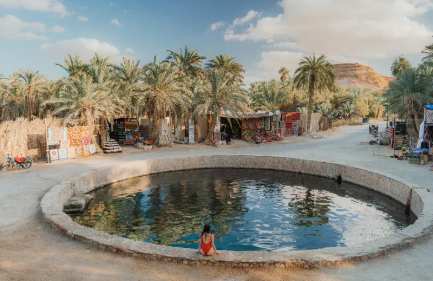 una ragazza a siwa , tour a marsa matrouh e siwa