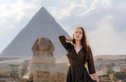 una donna visita le piramidi di giza